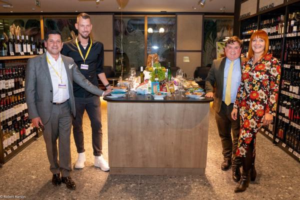 Innovationsdinner Billa: v.l.n.r.: Marcel Haraszti (Vorstand Rewe International AG), Markus Kuntke (Head of Trend und Innovation bei Rewe International AG), Heinrich Prokop (CEO Clever Clover) und Birgit Polster (Gründer und Start-up Spezialistin bei Erste Bank) freuen sich über das Zusammentreffen.