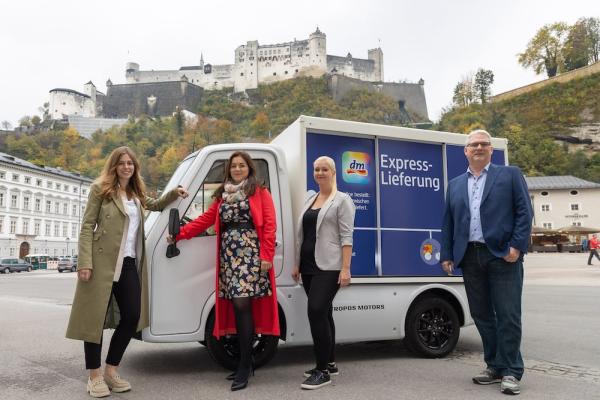 Marlene Huber (dm eCommerce Managerin), Petra Gruber (Ressortleiterin Marketing und Einkauf), Christina Auer (dm Filialleiterin der dm Filiale Fürbergstraße 18-20) sowie Helmut Luxbacher (dm Projektleiter) freuen sich über den Start der dm Express-Zustellung in Salzburg.