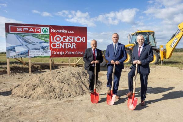 Spar Kroatien investiert mehr als 100 Mio. Euro in das neue Zentrallager in Donja Zdenčina. v.l.n.r.: Danijel Vidiš, Mitglied der Geschäftsführung; Miljenko Vučković, Gemeindevorsteher der Gemeinde Klinča Sela; Stjepan Kožić, Gespan der Gespanschaft Zagreb 