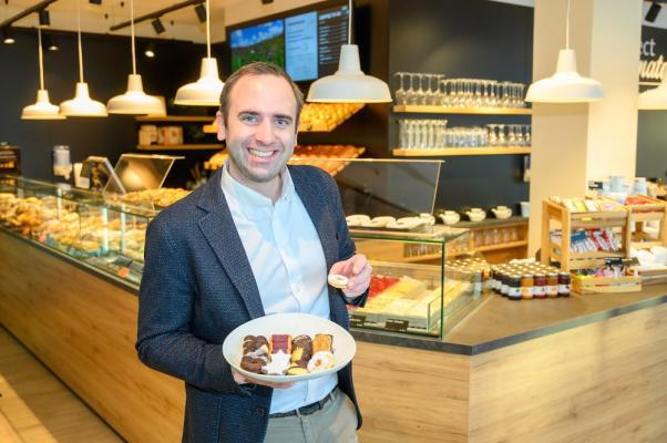 Georg Resch präsentiert Resch&Frisch Liebesbrot-Konzept.