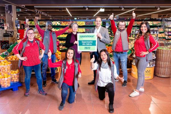 Greenpeace zeichnet Interspar erneut als „Supermarkt des Jahres“ aus. Die Auszeichnung nahm Interspar Österreich Geschäftsführer Mag. Johannes Holzleitner von Gundi Schachl, Leiterin des Marktchecks bei Greenpeace in Österreich, entgegen. Mit Ihnen freuten sich die Mitarbeitenden des Interspar-Hypermarkts in Wien-Hernals.