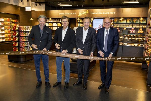Eröffnung am Flughafen Wien, Haut Chocolatier Sprüngli: Philipp Ahrens, Senior Vice President Center Management Flughafen Wien, Tomas Prenosil, CEO Confiserie Sprüngli, Milan Prenosil, VR-Präsident Confiserie Sprüngli, Julian Jäger, Joint CEO und COO Vienna Airport