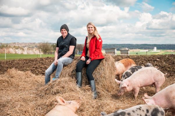 Ja! Natürlich Freilandschweine am Hof von Josef Schiefer mit Ja! Natürlich Geschäftsführerin Klaudia Atzmüller