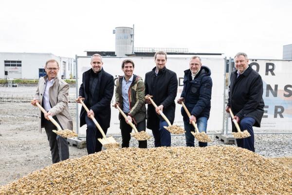 Spatenstich für Österreichs größte Insektenzuchtanlage: Karl Buchinger (Bürgermeister Andorf), Mag. Gerald Hackl (Vorstandsvorsitzender VIVATIS Holding AG), Simon Weinberger (GF ECOFLY), Michael Forster (GF ECOFLY), Bernhard Protiwensky (ECOFLY), Mag. Friedrich Hausberger (GF PUREA Austria GmbH)