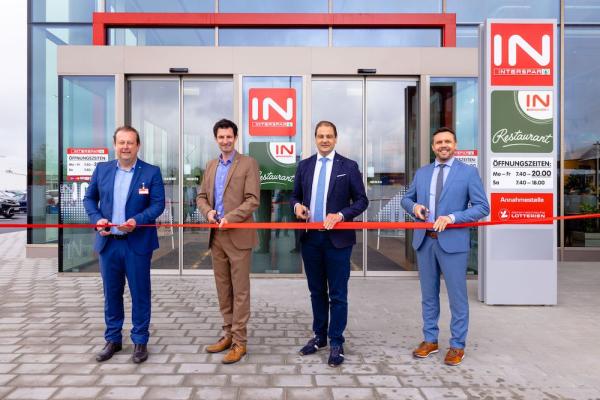 v.l.n.r.: Geschäftsleiter Interspar-Hypermarkt Gänserndorf Thomas Perina, Bürgermeister Rene Lobner, Interspar Österreich Geschäftsführer Mag. Johannes Holzleitner und Interspar-Regionaldirektor Matthias Weidenauer eröffnen den Interspar-Hypermarkt in Gänserndorf.