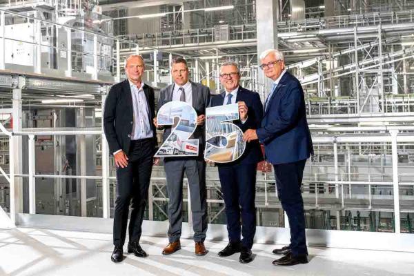 Mag. Marcus Wild, Spar-Vorstand, Jakob Leitner, Geschäftsführer der Spar-Zentrale Marchtrenk, Bernhard Thallinger, Logistikleiter des Spar-Zentrallagers Wels, und Martin Gleiss, Leiter Spar Konzernlogistik, freuen sich über die Fertigstellung der vierten Baustufe und das 25-jährige Bestehen des Spar-Zentrallagers in Wels. (v. r.)