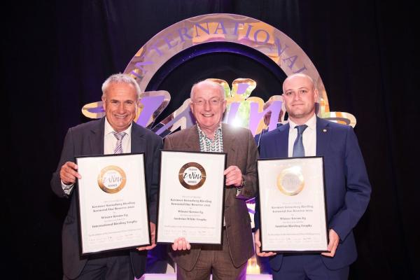 V. l. n. r. Winzer Krems Geschäftsführer Ing. Ludwig Holzer, MSc, IWC Co-Chairman Oz Clark und Winzer Krems Exportverantwortlicher Thomas Brunner