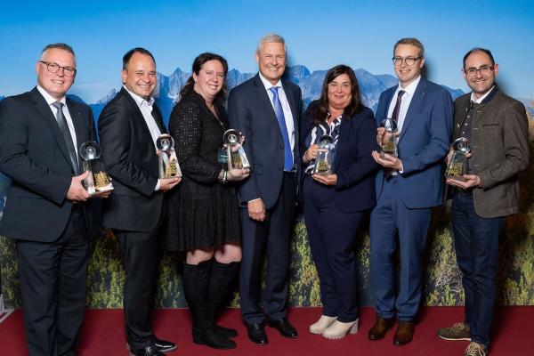 Gewinnerinnen der Goldenen Tanne 2023: v.l.n.r.: Spar-Kaufmann Alfred Spieler (Spar-Supermarkt Spieler, St. Marienkirchen bei Schärding), Spar-Kaufmann Henrik Schrümpf (Spar-Supermarkt Schrümpf, Saalbach-Hinterglemm), Spar-Kauffrau Sabrina Bernhart (Spar-Supermarkt Bernhart, Irschen), Stv.-Vorstandsvorsitzender KR Hans K. Reisch, Marktleiterin Kornelia Stockreiter (Spar-Supermarkt Landmarkt, Admont), Spar-Kaufmann Ewald Fiby (Spar-Supermarkt Fiby, Enzersdorf bei Staatz), Spar-Kaufmann Daniel Schöpfer (Spar-