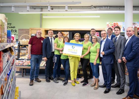 Nah & Frisch-Markt in Reinsberg feierlich eröffnet. Landeshauptfrau Johanna Mikl-Leitner mit Vereinsobmann Christoph Wolmersdorfer (links), Bürgermeister Franz Faschingleitner (2. von links), Mitarbeiterinnen, Elmar Ruth von der Firma Kastner (6. von rechts), KR Christoph Kastner (4. von rechts), Andreas Blauensteiner von der Firma Kastner (3. von rechts), Bezirkshauptmann-Stellvertreter Manuel Hofer (2. von rechts) und Wolfgang Fuchs von der Gemeinschaft zur Förderung des Einkaufens in Ortszentren (NAFES).