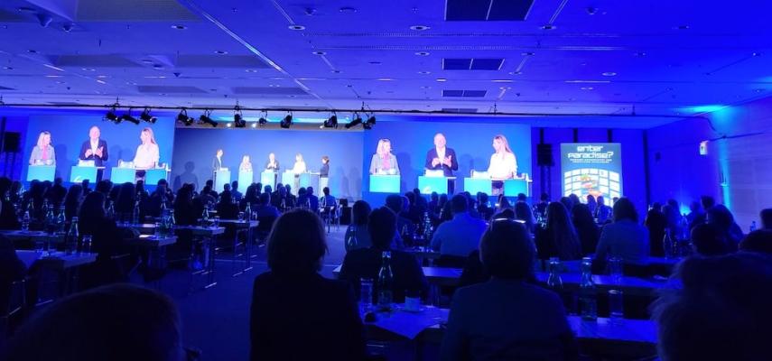 ECR Tag 2023. Podiusmdiskussion mit Armin Wolf als Moderator, Martina Dutzler (MPreis), Erich Szuchy (Billa AG), Nadine Küster (Danone Dach) und Astrid Teckentrup (P&G Dach).