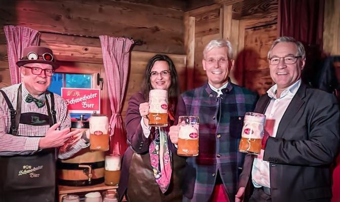In Beisein von dem Urheber, Braumeister Andreas Urban (2.v.r.), konnten sich unter anderem Bierpapst Conrad Seidl (li), Norbert Wenzl (re), Präsident des Österreichischen Journalistenclubs, und Gabriela Maria Straka, Director Corporate Affairs & ESG Sustainability bei der Brau Union Österreich, von der ausgezeichneten Qualität und der geschmacklichen Raffinesse des Bockbiers überzeugen.