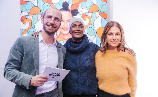 Menschenrechtsaktivistin Waris Dirie (Mitte) mit Gregor Peham und Susanne Wege von Lavazza Österreich