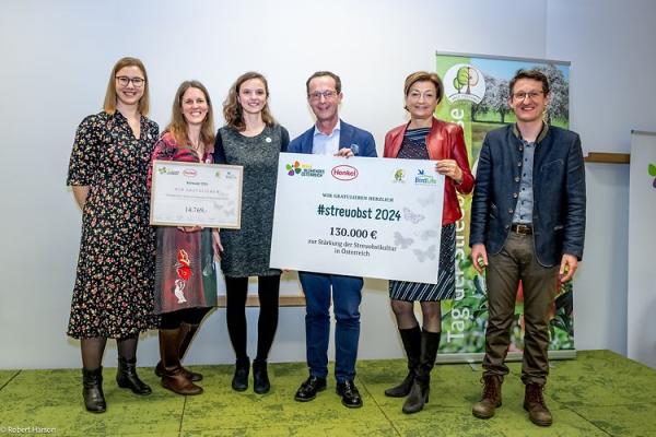 Billa-Vorstand Robert Nagele (3.v.re.) und Birgit Rechberger-Krammer (Präsidentin Henkel Österreich, 2.v.re.) gratulieren den Vertreterinnen des Vereins ObstStadt Wien.