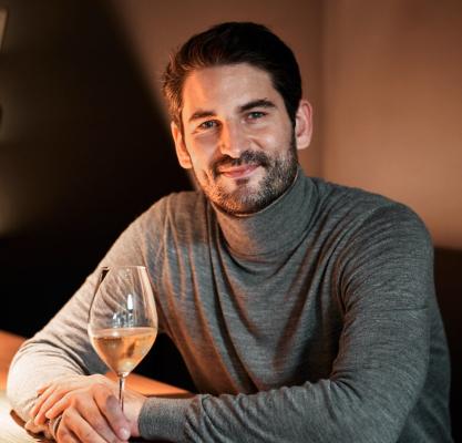 Hannes Scheufele hat beschlossen, sein Amt als Geschäftsführer von Wein & Co. mit Wirkung zum 31. Januar 2024 abzugeben.