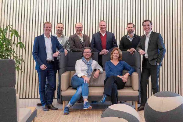 Kiennast Unternehmensgruppe: v.l.: Mag. Julius Kiennast, Marco Seitinger, Mag. Andreas Mader, Dipl.Ing.(FH) Harald Wozak, Lukas Holzbauer, Mag.(FH) Alexander Kiennast/ vorne v.l.: Christoph Ullrich, Sonja Humpolec