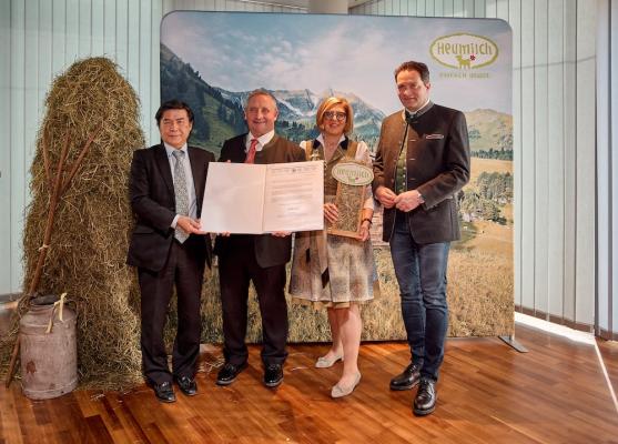 Heumilch wird Weltkulturerbe: Yoshihide Endo (FAO), Karl Neuhofer (Obmann ARGE Heumilch), Christiane Mösl (Geschäftsführerin ARGE Heumilch) und Bundesminister Norbert Totschnig (v.l.n.r.)