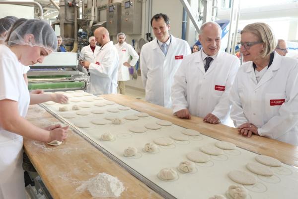 Walter Karger/Geschäftsführer Ankerbrot Holding, Landeshauptfrau Johanna Mikl-Leitner, Johannes Ruisz/Geschäftsführer Produktion & Supply Chain Ankerbrot, Dr. Erhard F. Grossnigg/Gründer und Eigentümer der Ankerbrot Muttergesellschaft Austro Holding
