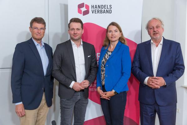 v.l.n.r.: Norbert Scheele (C&A), Rainer Will (Handelsverband), Susanne Eidenberger (Bellaflora) und Andreas Kreutzer (Kreutzer Fischer Partner)