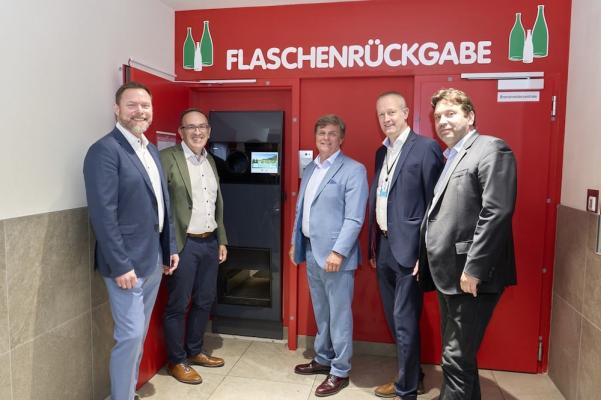 Der RollPac wird vorgestellt: Gudbrand Arnesen (TOMRA), KR Christian Prauchner (Eurospar), Gerald Geiger (Leiter des Bereiches Bau, Energie und Technik bei Spar Österreich ), Tor Martin Myrhaug (TOMRA), Andreas Kellner (TOMRA)