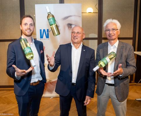 v.l.n.r. Christoph Fingerlos, Weinkellerei Wegenstein Herbert Toifl, Geschäftsführer Weinkellerei Wegenstein Werner Rosenberger, ALPLA Sales Director Austria
