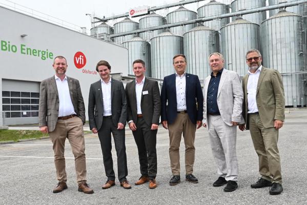 Wolfgang Ahammer, Geschäftsführer VFI; Daniel Lachmayr, Bürgermeister Ennsdorf; Florian Rauch, Inhaber, Geschäftsführer VFI; Matthias Lachner, Geschäftsführer VFI; Klemens Rauch, Inhaber, Marketingleiter VFI; Dirk Vollertsen, Geschäftsführer VFI;  Christian Greinecker, Betriebsleiter Ennsdorf