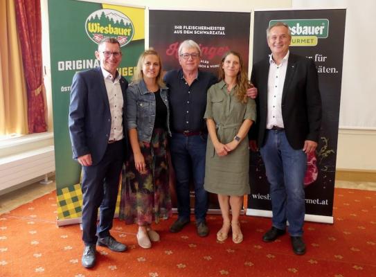 V.l.n.r.: Thomas Schmiedbauer, Vorstandsvorsitzender Wiesbauer Holding AG, Josef Kabinger mit seinen Töchtern Stefanie und Kathrin und Ernst Stocker, Geschäftsführer Wiesbauer-Gourmet 