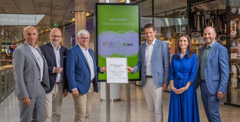 Ende Juli 2024 unterzeichneten SES und die Vinzenz Gruppe den Partnervertrag zur langfristigen Entwicklung von Gesundheitszentren. Im Bild (v.l.n.r.): Alexander Eck (Mitglied SES Geschäftsführung), Mag. Christoph Andexlinger (CEO der SES), Mag. Marcus Wild (SPAR Vorstandsdirektor), Dr. Michael Heinisch (Vorsitzender der Geschäftsführung der Vinzenz Gruppe), Sigrid Miksch, MSc (Leiterin des Gesundheitspark-Managements der Vinzenz Gruppe) und DI (FH) Otto Brandstätter, MSc (Head of Development Shopping Center