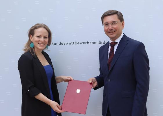 BWB: Die Generaldirektorin Natalie Harsdorf überreichte Martin Janda das Dekret zur Bestellung zum Leiter der Geschäftsstelle. 
