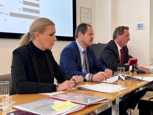 WKÖ Bundessparte Handel präsentiert die Ergebnisse 2024: Mag. Iris Thalbauer, Geschäftsführerin; Dr. Rainer Trefelik, Obmann; Mag. Peter Voithofer, Handelsforscher