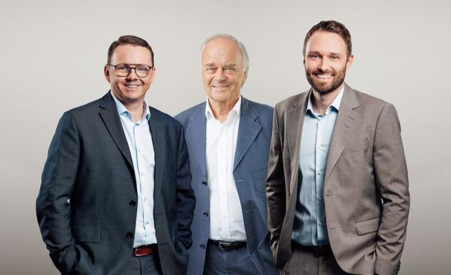 Freuen sich über die Umsatzsteigerung: KR Leopold Wedl III (Mi., Geschäftsführer der Wedl Gruppe), Lorenz Wedl (re.) sowie Klaus Mantl (beide Geschäftsführung der Wedl Handels GmbH).