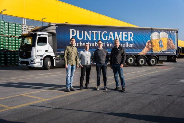 Lokalaugenschein in Wundschuh zum Start der Partnerschaft (v. l.): Christoph Klade, Logistics Sustainability Consultant, Harald Raidl, Supply Chain Director und Daniel Schreiner, Logistics Hub Manager, seitens Brau Union Österreich mit Alexander Boin, Operations Manager Austria von Einride.