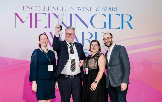 INTERSPAR weinwelt erhält den Meininger Award v.l.n.r: Melanie Lindner, Junior-Sortimentsmanagerin Wein, Sekt und Spirituosen bei SPAR Österreich, Hans Bergmann, Zentraler Sortimentsmanager und Leiter der Abteilung Wein bei SPAR Österreich, Waltraud Scharnagl, Sortimentsmanagerin Wein bei SPAR Österreich und Vincent Messmer Redakteur vom Meininger Verlag.