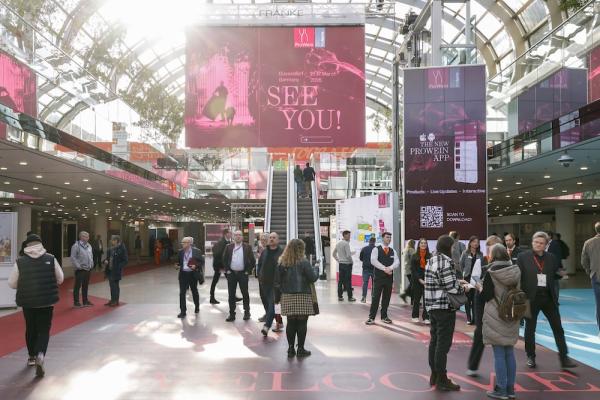 Die ProWein in Düsseldorf ist die international führende Fachmesse für Weine und Spirituosen. Vom 16. bis 18 März 2025 präsentieren sich über 4.000 Aussteller aus mehr als 60 Nationen. 