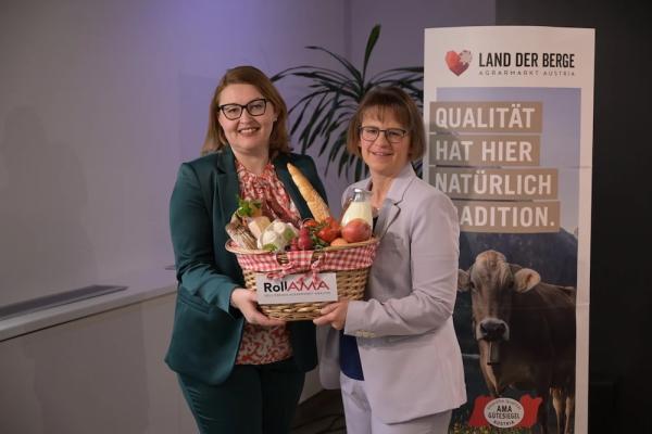 Sie präsentieren den RollAMA-Warenkorb: Christina Mutenthaler-Sipek (li), Micaela Schantl