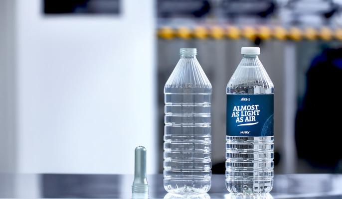 KHS setzt neue Maßstäbe mit einer der bisher leichtesten PET-Flaschen für stille Getränke.