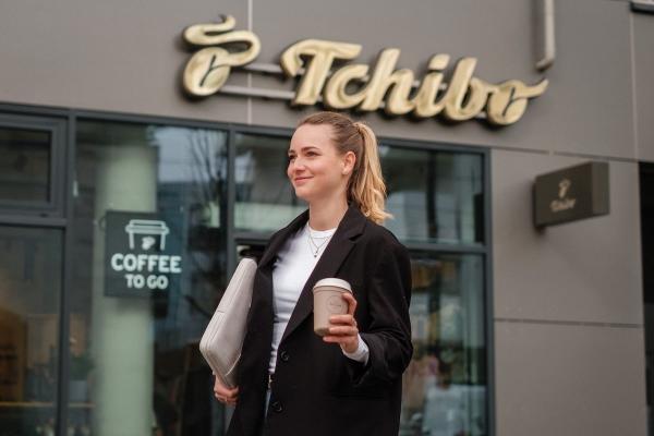 Tchibo setzt in Österreich ab sofort auf das Recup-Mehrwegpfandsystem für To-go-Getränke. 