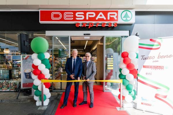 v.l.n.r.: SPAR-Vorstandsvorsitzender Hans K. Reisch und Enilive Austria Geschäftsführer Marco Damonte freuen sich über die Erweiterung der Kooperation. Bis 2028 sollen ca. 70 neue DESPAR express-Standorte entstehen.