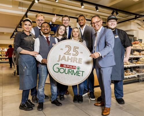 Spar-Gourmet Mitarbeiter Milena Radakovic, Walter Schwarz, Nattapong Anantanarong, Fanny Fejsztamer, Spar-Geschäfsführer Alois Huber, Imedzilj Kaliki, Marktleiter Manfredo Tabor und Spar-Verkaufsleiter Josef Schroll.
