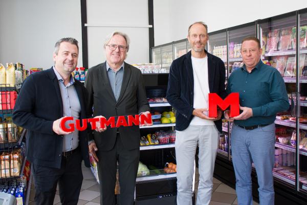 V.l.: Hannes Angerer (Gesamtleiter Shop GUTMANN), Albert Gutmann (Geschäftsführer GUTMANN), David Mölk (Geschäftsführer MPREIS) und Alexander Jeschow (Leiter Sonderformate MPREIS) feiern 15 Jahre Tankstellenshop-Kooperation.