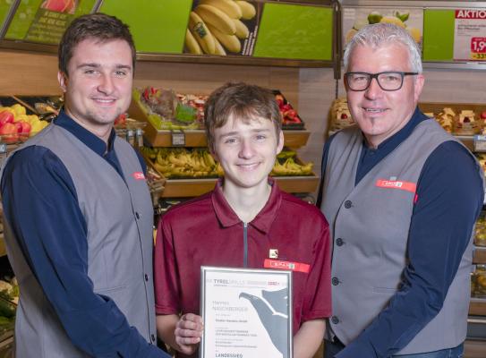 SPAR-Kaufmann Walter Stadler (rechts) freut sich mit Sohn Daniel (links) und Top-Lehrling Hannes Naschberger (Mitte) über den Landessieg beim Lehrlingswettbewerb „TyrolSkills“