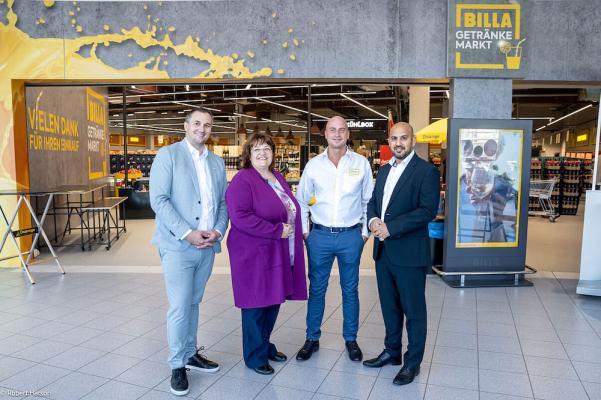 Eröffnung des ersten BILLA Getränkemarktes in Österreich (v.l.n.r.): Mario Forster (BILLA Vertriebsmanager), David Kumhera (BILLA Getränkemarkt Marktmanager), Adelheid Buhl (BILLA Vertriebsleiterin) und Hamed Mohseni (BILLA Vertriebsdirektor)