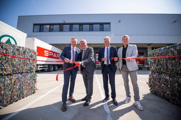 Neue Leergut-Halle bei Spar in Maria Saal eröffnet: v.l.n.r.: Paul Bacher, Bürgermeister Franz Pfaller, Landeshauptmann Peter Kaiser und Robert Pichler