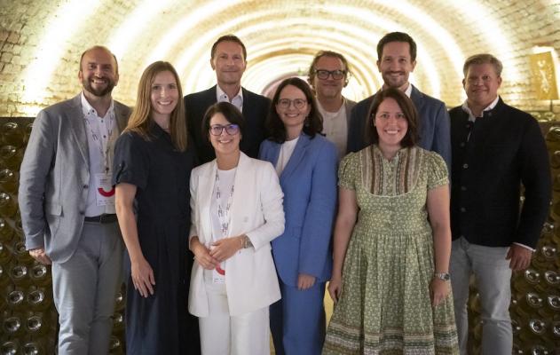 Die Speaker:innen des Abends, v.l.n.r.: MCÖ-Vizepräsident Andreas Ladich, Bettina Ullmann-Halm, Ulf Schöttl, Regina Loster, Julia Hrabal, Christian Binder, Matthias Pöll, Kathrin Brandtner und Claus Hofmann-Credner
