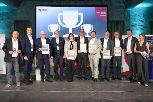 Vertretern aller ausgezeichneten Shoppingcenter am Handelsflächenforum des Handelsverbandes