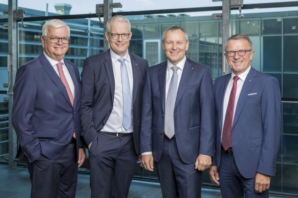 v.l.n.r.: Spar-Vorstand Mag. Marcus Wild, Spar-Geschäftsführer für Kärnten und Osttirol Mag. (FH) Andreas Ender, Spar-Geschäftsführer für Oberösterreich Mag. Paul Bacher, ehem. Spar-Geschäftsführer für Oberösterreich Jakob Leitner