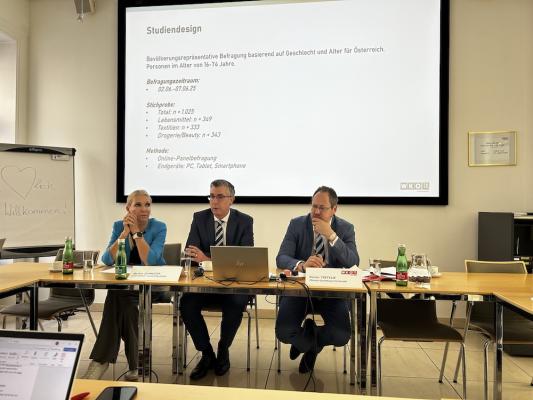 v.l.n.r.: Iris Thalbauer, Geschäftsführerin Bundessparte Handel, Markus Schweizer, CEO Holistic Consulting und Rainer Trefelik, Obmann der Bundessparte Handel.