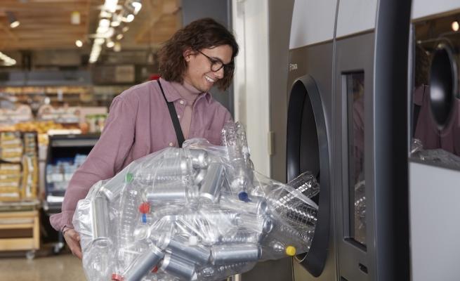 Recycling, das Kunden in die Filialen bringt: TOMRA Multi-Feed-Technologie setzt neue Maßstäbe.