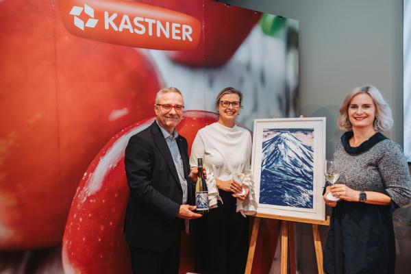 Im Bild v. l. n. r. KR Christof Kastner (geschäftsführender Gesellschafter der KASTNER Gruppe), Mag. Julia Flunger-Schulz (Operative Geschäftsführerin Kunstmeile Krems) und Antonia Kastner