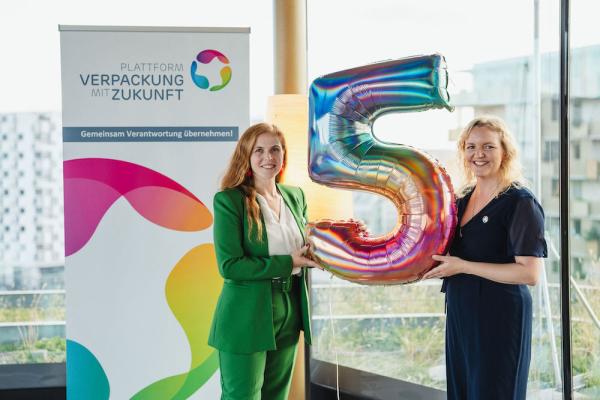 5 Jahre Plattform Verpackung mit Zukunft: Sandra Pechac (li.) und Stefanie Winkler