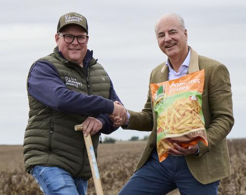 v.l.n.r.: Johannes Rohringer (Landwirt) und Dr. Gerald Spitzer (Geschäftsführer Weinbergmaier GmbH)